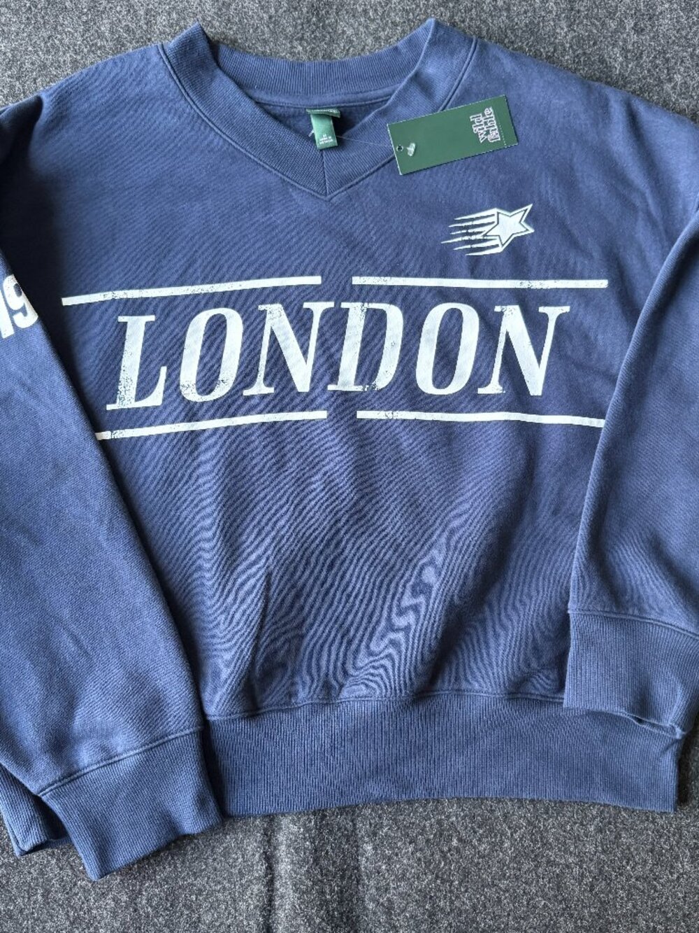 Wild Fable London Oversized V Neck Sweatshirt Medium NWT - Picture 1 of 7